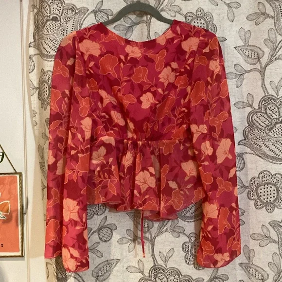 Showpo. Size: 4 Pink Floral Flowy Blouse - Picture 6 of 7
